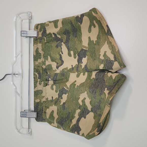 Joe's Jeans Girls Green Camo Dolphin Hem Sweat Shorts, Size 5 ~ EUC - Picture 2 of 5